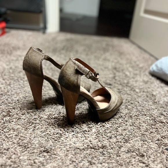 Size 7 platform pica-boo toe heels - Picture 2 of 6